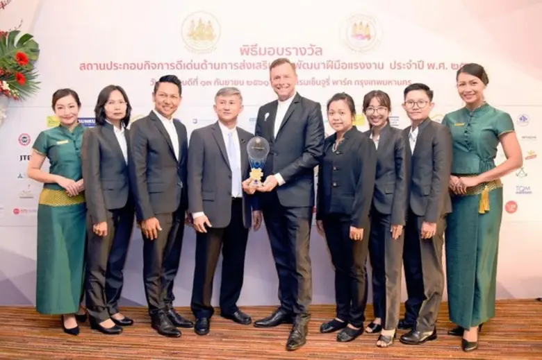 คุณภาคิน พลอยภิชา และคุณโทบี้ อัลเลน ประธ...