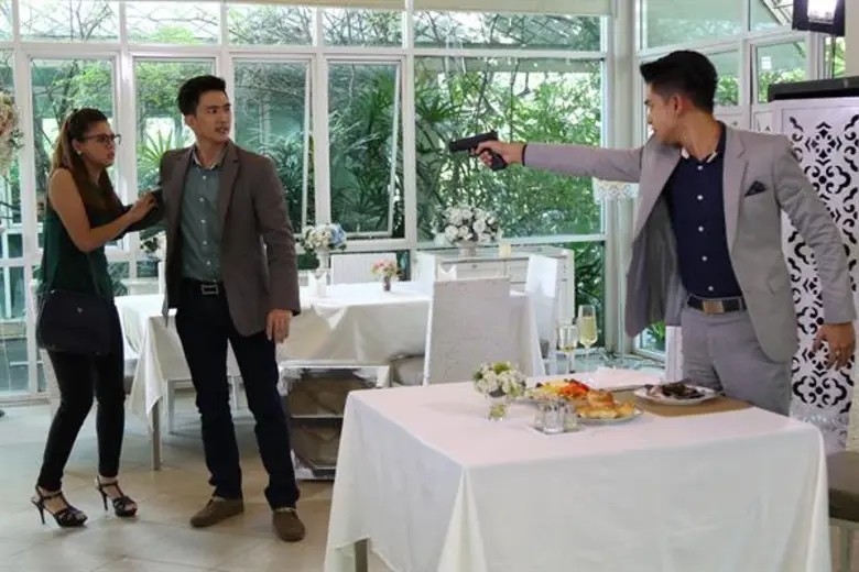 “บอล” จุก “ไผ่” ล้มทับ “เฟิร์น” แมน...แอ่นอกรับกระสุน