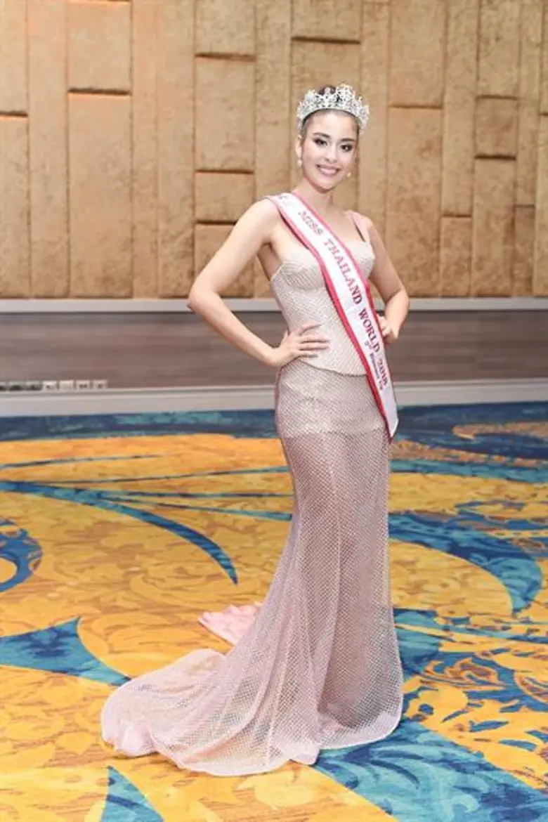 เหล่าแม่ยกพ่อยกนางงามเฝ้าเชียร์ให้ขึ้นประ...