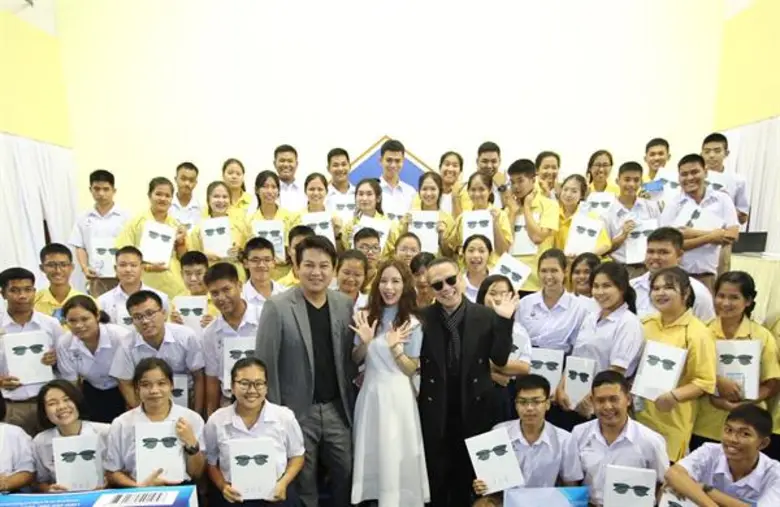 หนึ่งในศิลปินสาวเสียงดีที่มีความสามารถรอบ...