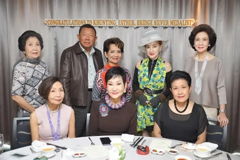 กลุ่มเพื่อนสนิท นำโดย ท่านผู้หญิงวราพร ปร...