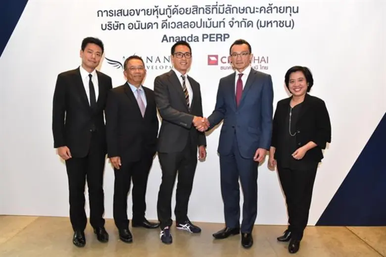 นายชานนท์ เรืองกฤตยา (กลาง) ประธานเจ้าหน้...