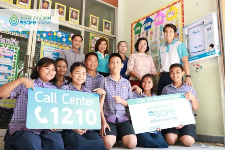 คุณเอกรัตน์ แจ้งอยู่ (แถวยืนที่ 1 จากขวา)...