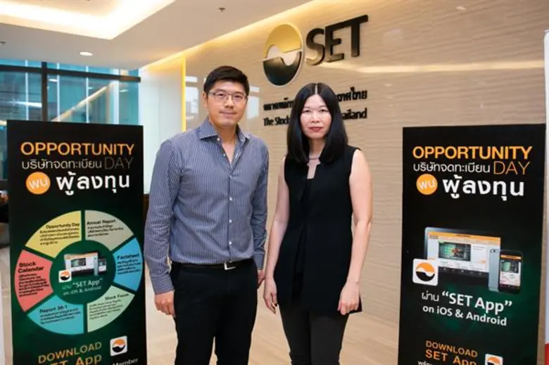 นายเอก สุวัฒนพิมพ์ (ซ้าย) ประธานเจ้าหน้าท...