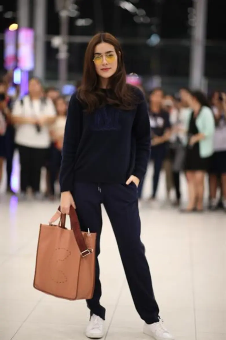 “คิมเบอร์ลี่” เรียกน้ำย่อยด้วย Airport Looks ชิลล์ๆ ก่อนเกาะขอบรันเวย์ “มิลาน แฟชั่น วีค 2018”