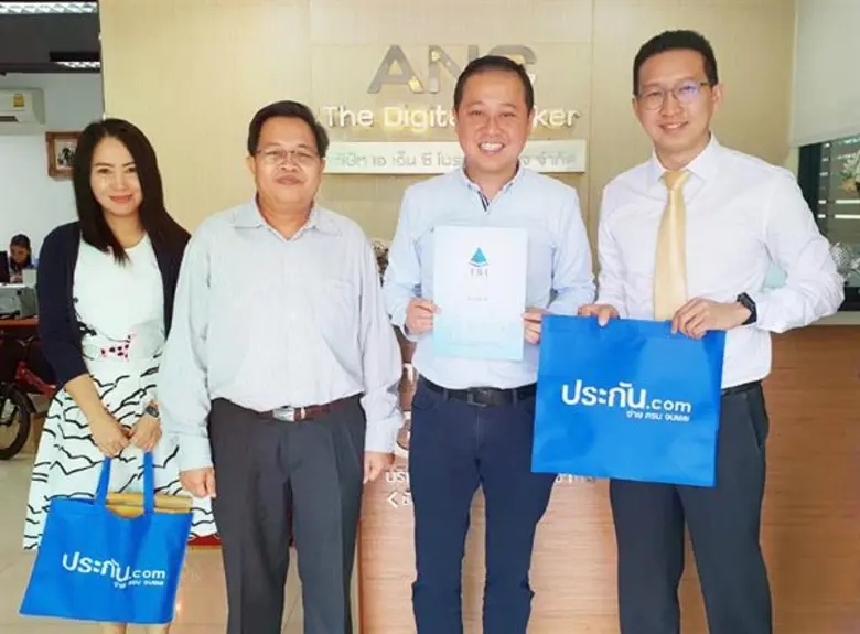 นายจักรวี วิสุทธิผล (ขวา) รองกรรมการผู้จั...