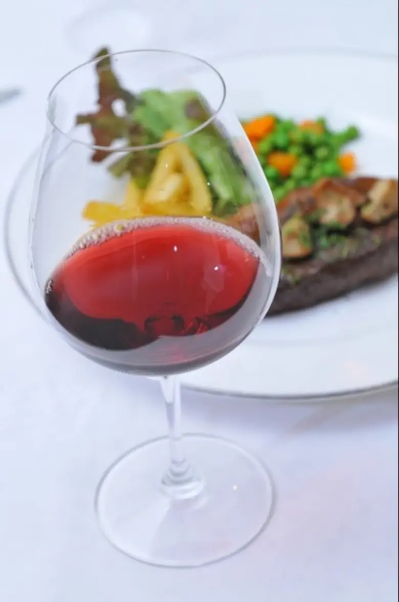 นายดุษฎี พูลศิริ ผู้ร่วมก่อตั้งและกรรมการ...