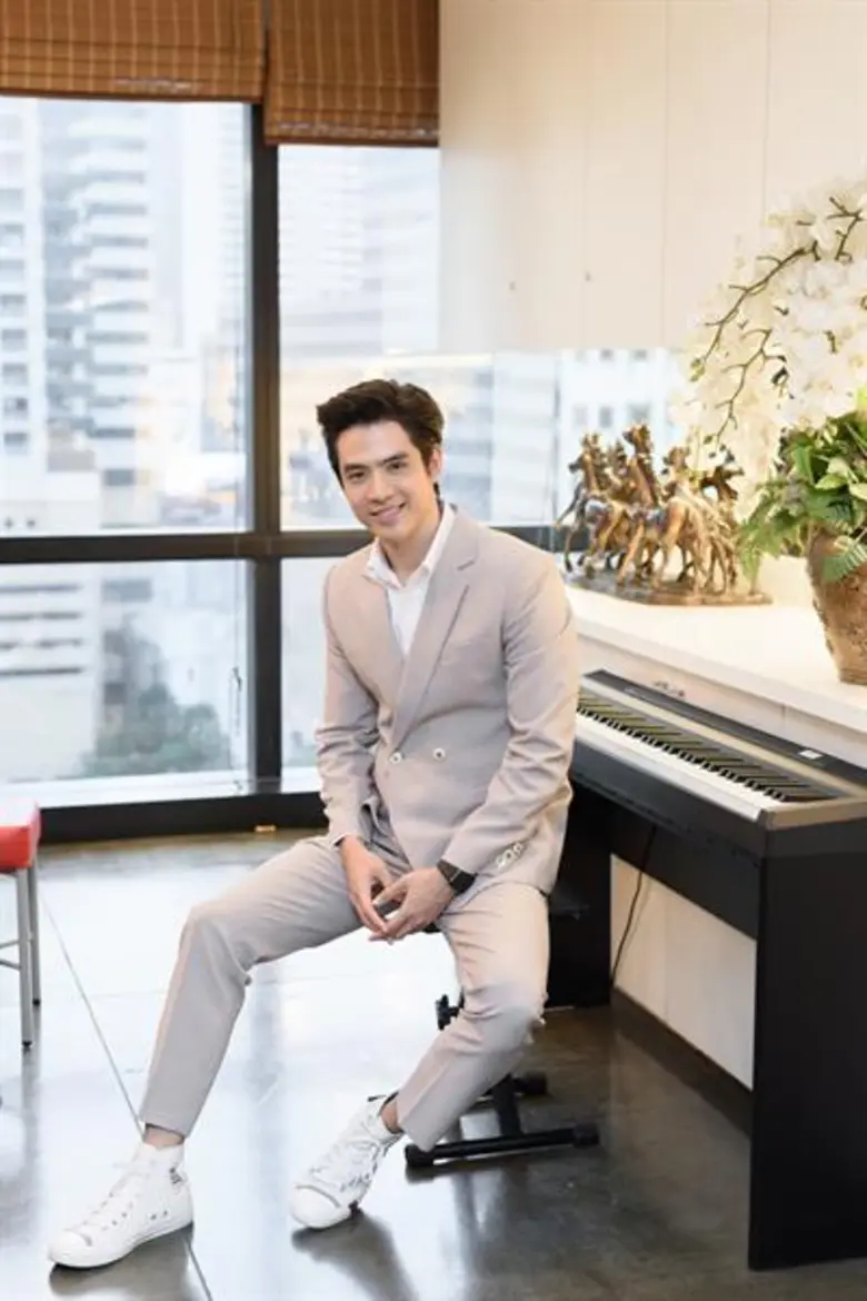 ”ครั้งแรก!! ของ ฟิล์ม-ธนภัทร กลับบทสัมภาษณ์ในนิตยสารจีน (ไท่ กว๋อ ทง) พร้อมฝากคำหวานเอาใจแฟนคลับชาวจีน ให้ช่วยติดตามให้กำลังใจกับผลงานต่อๆ ไป”