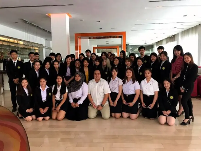 คณะนักศึกษาและอาจารย์ คณะศิลปศาสตร์ สาขาว...