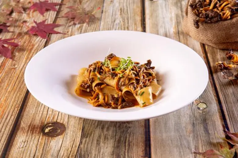 ห้องอาหาร อัพ แอนด์ อะบัฟ นำเข้าเห็ดจากป่าในทวีปยุโรปมาปรุงเป็นอาหารจานพิเศษ