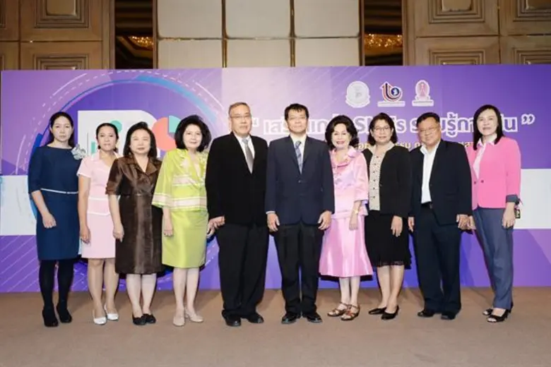 นายเดชา จาตุธนานันท์ (คนที่ 5 จากขวา) รอง...