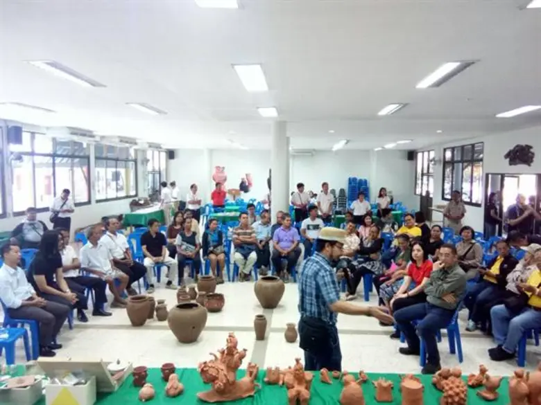 ไปรษณีย์ไทย สานต่อโครงการ “ไปรษณีย์ไทย...เพื่อแผ่นดินธรรม แผ่นดินทอง” จับมือ ม.ศิลปากร ปรับโฉม “เครื่องปั้นดินเผาด่านเกวียน” เติมไอเดียเพิ่มมูลค่าผลิตภัณฑ์