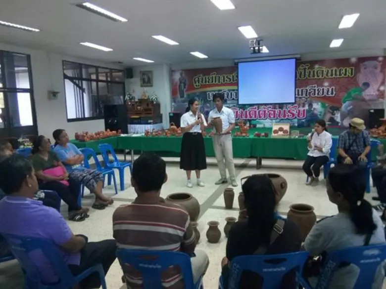 ไปรษณีย์ไทย สานต่อโครงการ “ไปรษณีย์ไทย...เพื่อแผ่นดินธรรม แผ่นดินทอง” จับมือ ม.ศิลปากร ปรับโฉม “เครื่องปั้นดินเผาด่านเกวียน” เติมไอเดียเพิ่มมูลค่าผลิตภัณฑ์