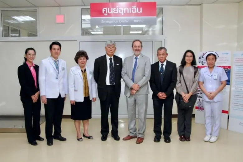 นพ.พินิจ กุลละวณิชย์ (ที่ 4 จากซ้าย)ผู้ช่...