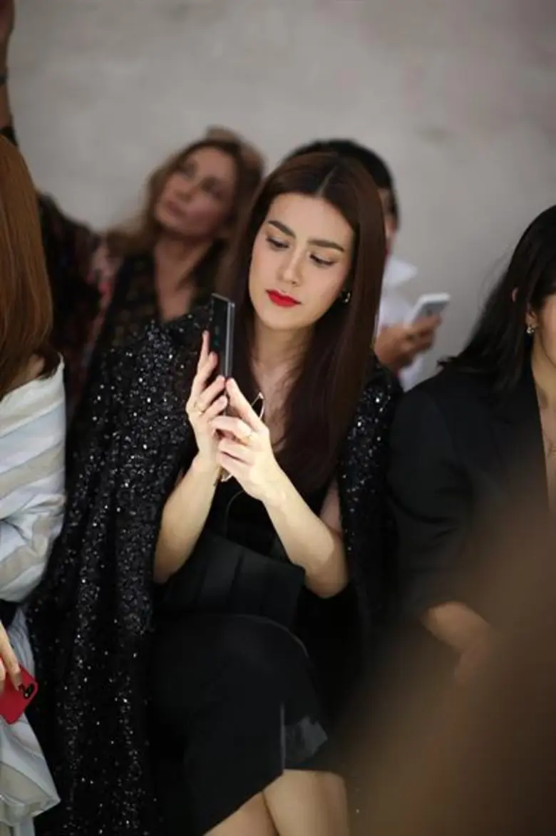 “คิมเบอร์ลี่” ดำขลับ สวยสยบ กลาง มิลาน แฟชั่น วีค เดินสง่าร่วมชมแฟชั่นโชว์คอลเลกชั่นสปริง/ซัมเมอร์ 2019 จาก “แม็กซ์ มาร่า”