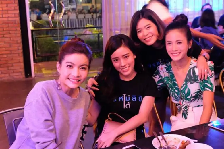 เลี้ยงปิดกล้อง “พรหมไม่ได้ลิขิต” “บี้-เอสเธอร์” โชว์เต็มสเต็ป!!