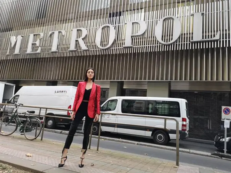 “ใหม่” กระทบไหล่ “2 ดีไซเนอร์” แห่ง DOLCE&GABBANA ฟิตติ้งเตรียมพร้อมโชว์ Spring/summer 2019