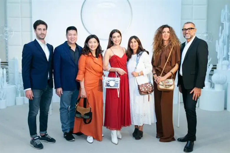 เอลาโนร่า ปูเจีย (ที่ 3 จากขวา) ร่วมกับ วินเซียน สโ...