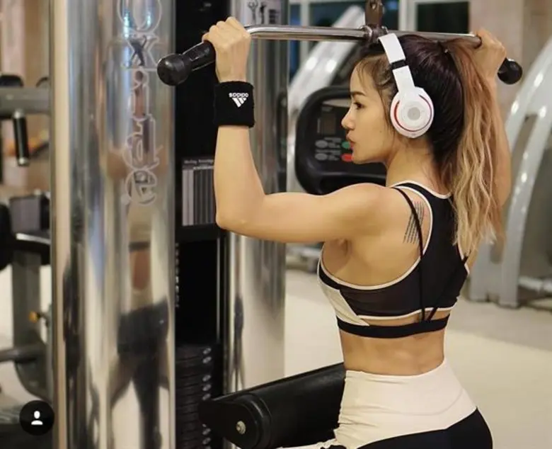 ถือว่าเป็นศิลปินทีมีรูปร่างเซียะ ไม่เป็นส...