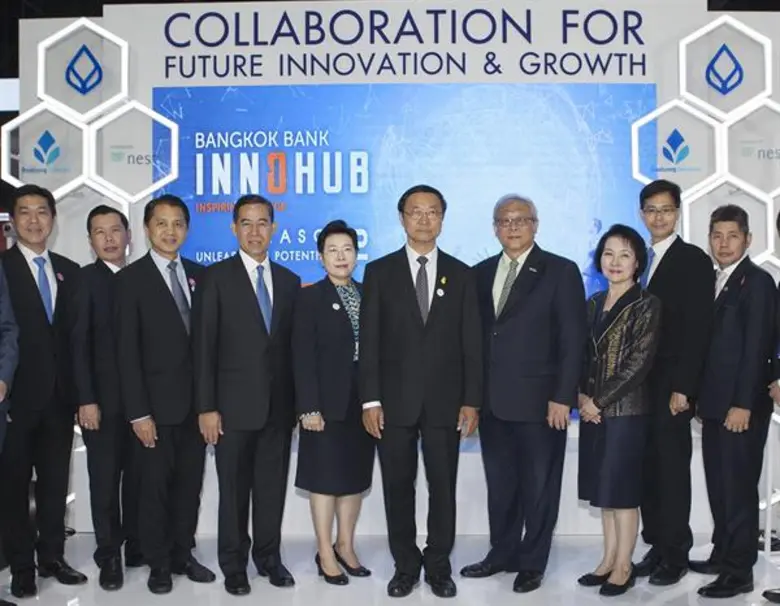 ดร. ทวีลาภ ฤทธาภิรมย์ (ที่ 4 จากซ้าย) กรร...