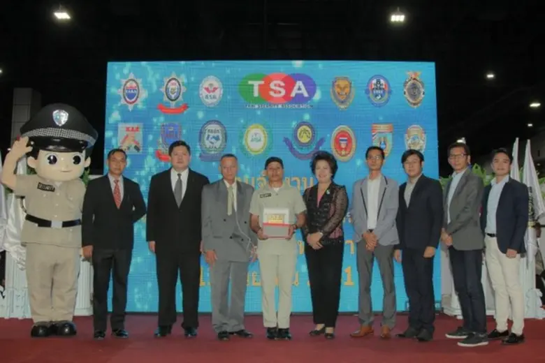 นางสายฝน ฟูวังหม้อ (กลาง) ผู้จัดการทั่วไปกลุ่มลูกค้...