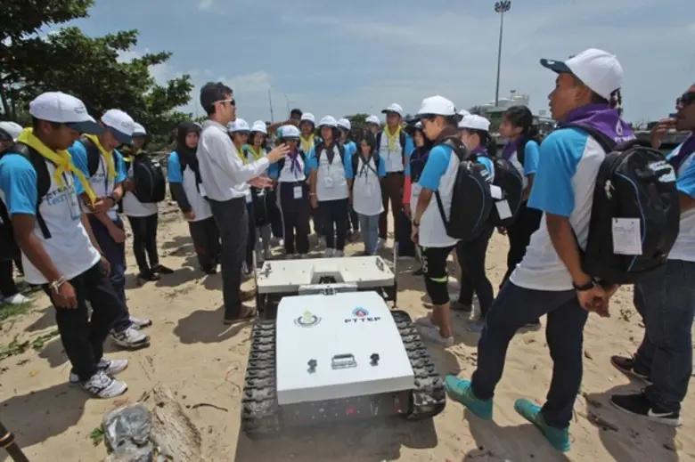 ด้วยมือเล็กๆ ของนักอนุรักษ์รุ่นเยาว์และพล...