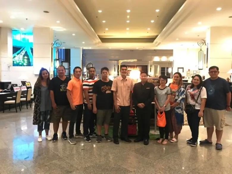 นายมนูญ วุฒิ ( ห้าจากขวา) ผู้จัดการทั่วโรงแรมเซ็นทา...