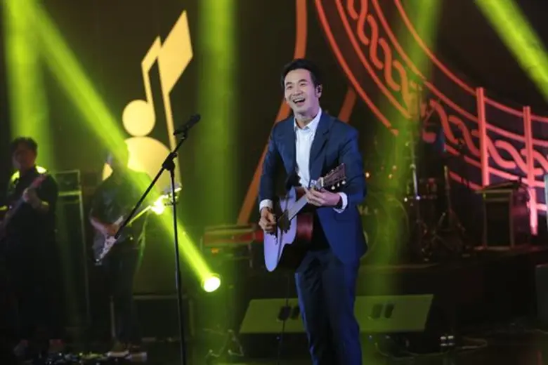 แสตมป์ ดวลสด อะตอม ถูกใจสาวกเพลงคัฟเวอร์ สนุก มันส์ เกินเรื่อง!