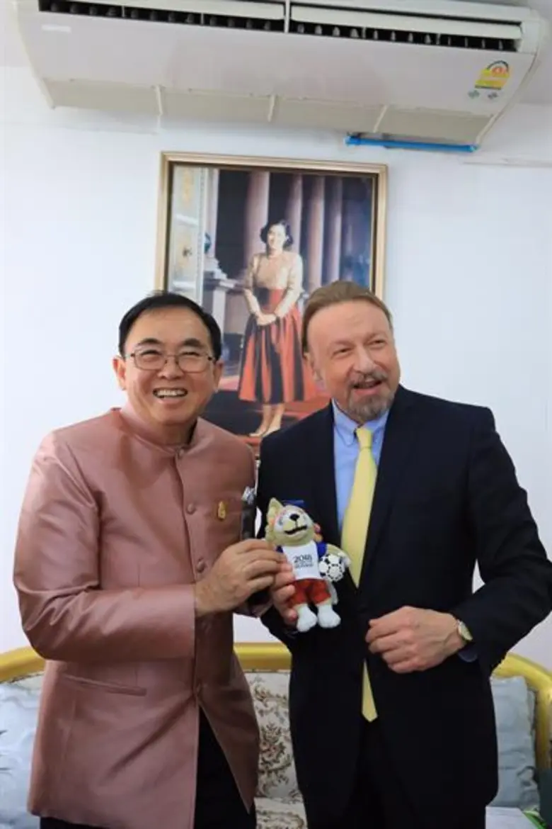 รมว.วธ.รับมอบของที่ระลึก “WOLD CUP 2018”จากทูตรัสเซีย ซึ่งคณะกก.จัดแข่งฟุตบอลโลกปี 2018 มอบให้แก่เด็กทีมหมูป่าอะคาเดมี 12 คน