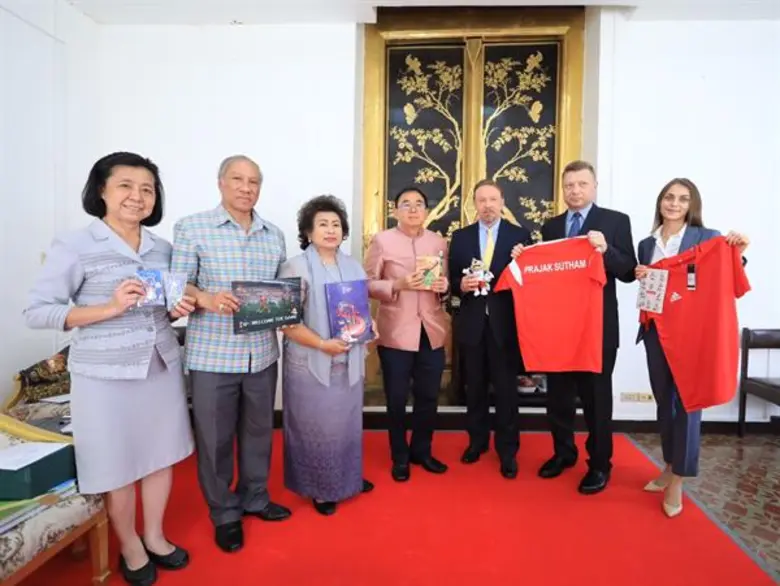 รมว.วธ.รับมอบของที่ระลึก “WOLD CUP 2018”จากทูตรัสเซีย ซึ่งคณะกก.จัดแข่งฟุตบอลโลกปี 2018 มอบให้แก่เด็กทีมหมูป่าอะคาเดมี 12 คน