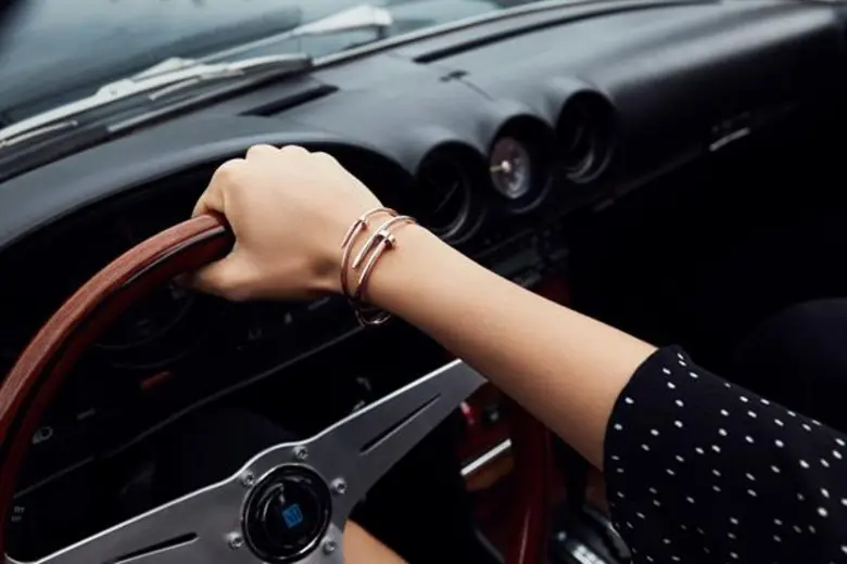 จุสต์ เอิง คลู (Juste un Clou) รุ่นใหม่ บาง โฉบเฉี่ยว เหนือกฎเกณฑ์ทุกความคาดหมาย