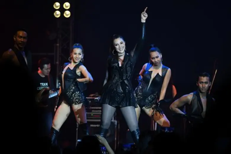 แด๊นซ์ซิ่งควีน “คริสติน่า” เต้นสะบัดสนั่นฮอล์มันส์จุใจบนเวที “จีเอสบี ว๊าว คอนเสิร์ต”