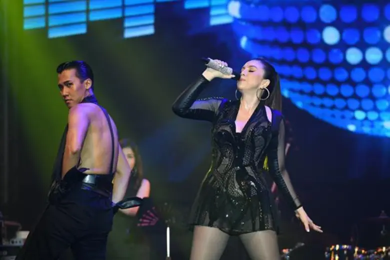 แด๊นซ์ซิ่งควีน “คริสติน่า” เต้นสะบัดสนั่นฮอล์มันส์จุใจบนเวที “จีเอสบี ว๊าว คอนเสิร์ต”