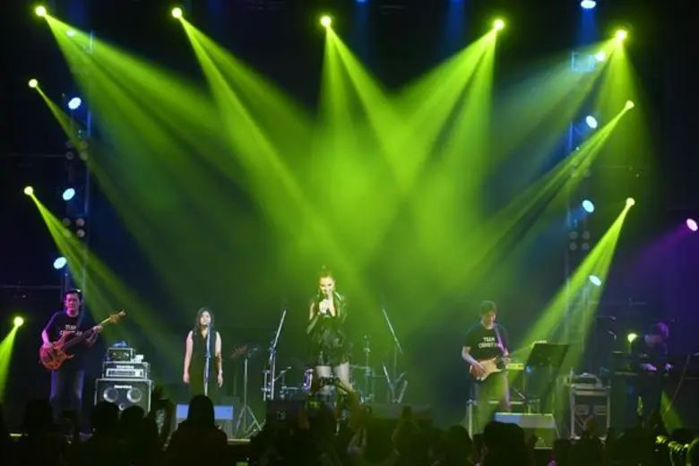 แด๊นซ์ซิ่งควีน “คริสติน่า” เต้นสะบัดสนั่นฮอล์มันส์จุใจบนเวที “จีเอสบี ว๊าว คอนเสิร์ต”