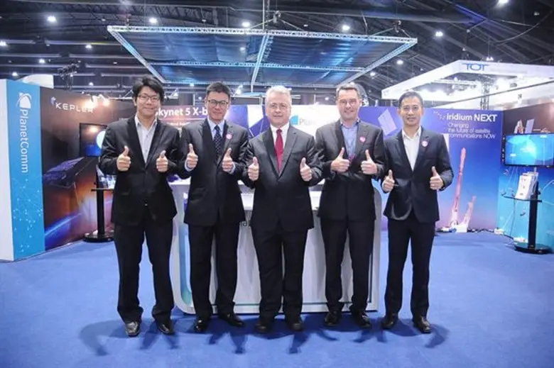 คุณเทรเวอร์ ทอมสัน (กลาง) กรรมการผู้อำนวย...