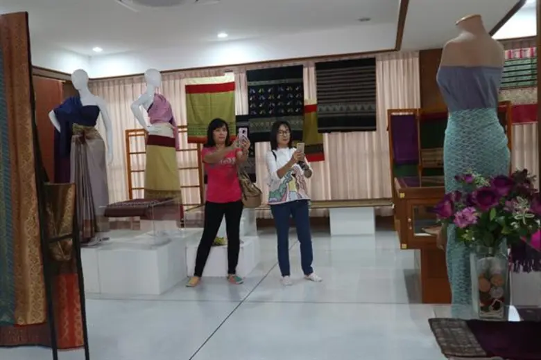 ผู้ประกอบการจากสงขลาและสตูลเยี่ยมชมพิพิธภัณฑ์ผ้า มหาวิทยาลัยนเรศวรเพื่อส่งเสริมเชื่อมโยงการท่องเที่ยวภาคเหนือสู่ภาคใต้