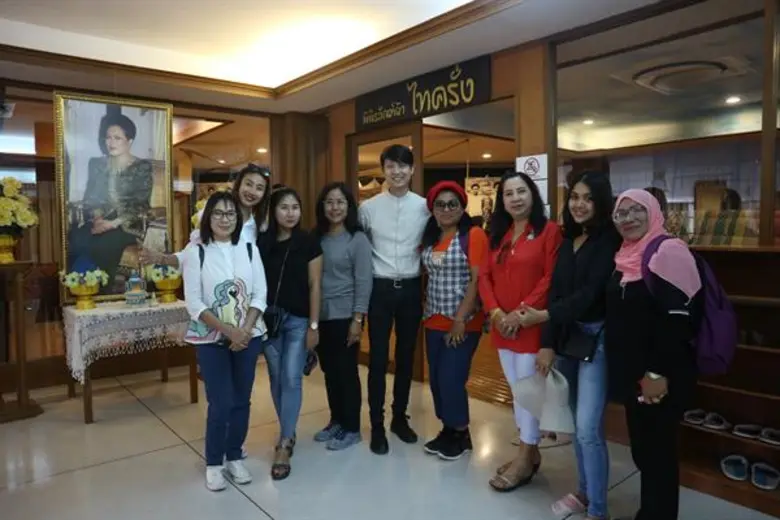 ผู้ประกอบการจากสงขลาและสตูลเยี่ยมชมพิพิธภัณฑ์ผ้า มหาวิทยาลัยนเรศวรเพื่อส่งเสริมเชื่อมโยงการท่องเที่ยวภาคเหนือสู่ภาคใต้