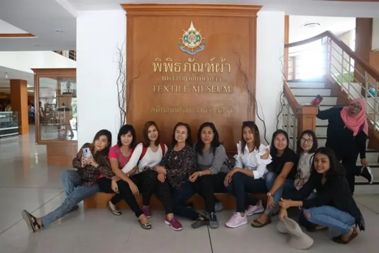 ผู้ประกอบการจากสงขลาและสตูลเยี่ยมชมพิพิธภัณฑ์ผ้า มหาวิทยาลัยนเรศวรเพื่อส่งเสริมเชื่อมโยงการท่องเที่ยวภาคเหนือสู่ภาคใต้