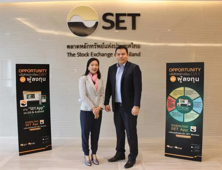 นายณสุ จันทร์สม (ขวา) ประธานเจ้าหน้าที่บร...