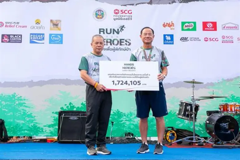 นายขจรเดช แสงสุพรรณ (ขวา) กรรมการบริหารมู...