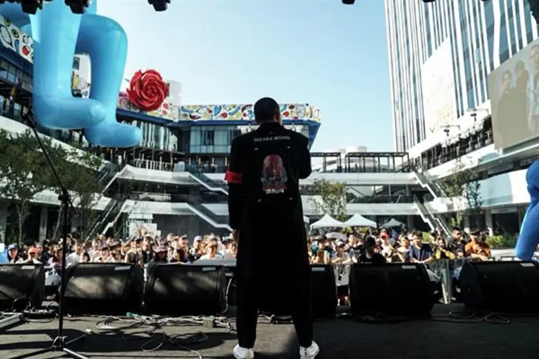 หลังจากปล่อยซิงเกิลตัดริบบิ้นกับค่าย "มี เรคคอร์ด" ...