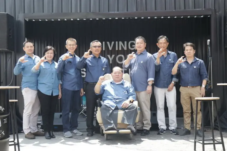 คุณศิริชัย สาครรัตนกุล (ที่ 4 จากซ้าย) ปร...