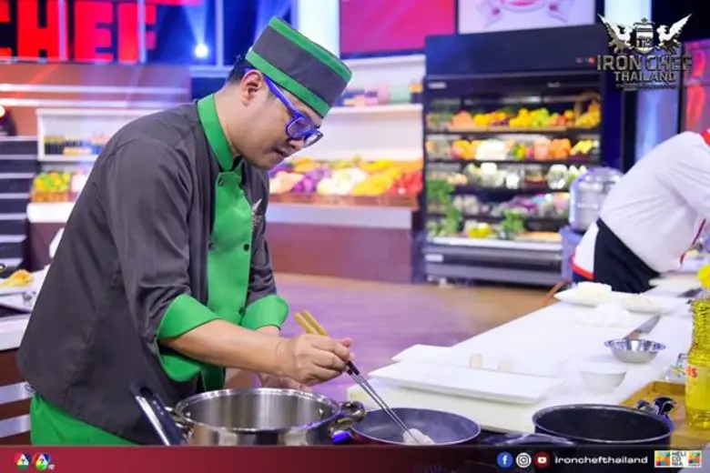 ทีวีไกด์: รายการ "เชฟกระทะเหล็ก ประเทศไทย"  ดวลเดือดศึกสายเลือดซามูไร “เชฟตรี” เก่งเล็กปะทะเก่งใหญ่ “เชฟบุญธรรม”