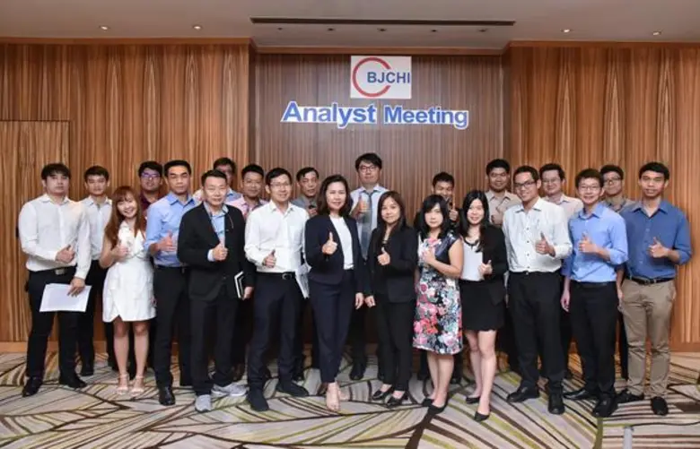 คุณเซิง วู ลี รองกรรมการผู้จัดการ (คนกลาง...