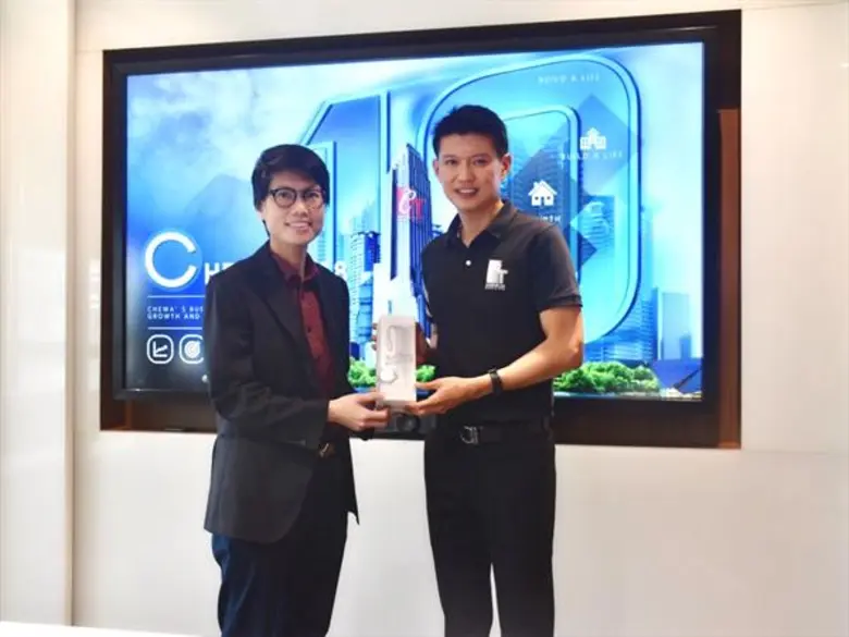 โรดโชว์: นายบุญ ชุน เกียรติ (ขวา) กรรมการ...