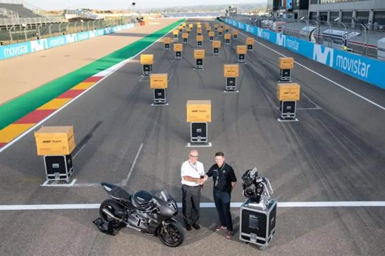 ไทรอัมพ์ มอเตอร์ไซเคิลส์ เฉลิมฉลองการส่งม...