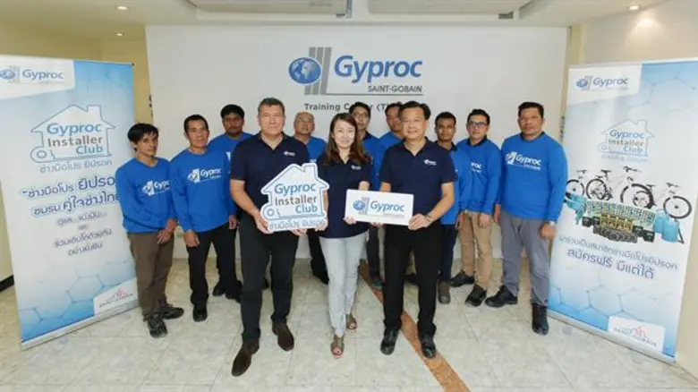 นำโดย มร.ซิลแวง เบอแดงง์ (ที่ 1 จากซ้าย) ...