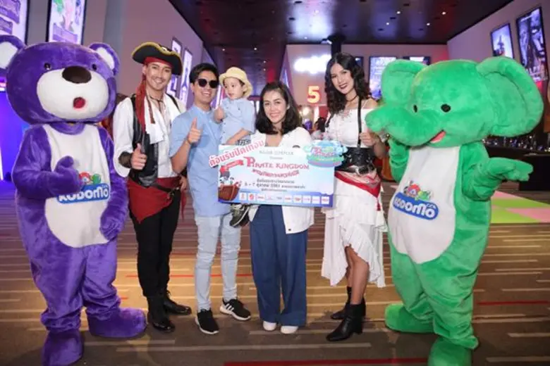 ซาร่า ควง แมกซ์เวลล์ พร้อม ที-เจ็ทเซ็ตเตอ...