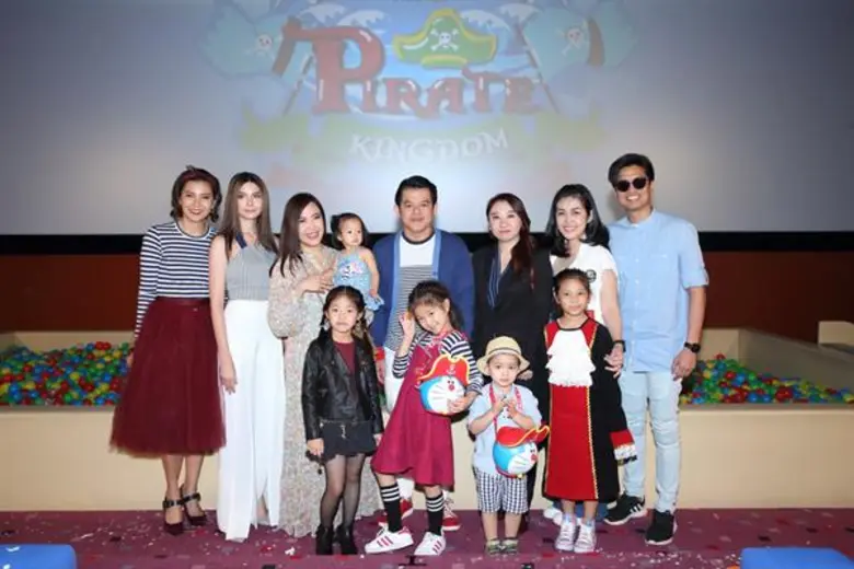 ซาร่า ควง แมกซ์เวลล์ พร้อม ที-เจ็ทเซ็ตเตอร์ และน้องทีเจ เชิญชวนร่วมงาน“Major Cineplex presents Pirate Kingdom ผจญภัยเกาะมหาสมบัติ” ฉลองปิดเทอมไปกับการผจญภัยล่าขุมทรัพย์บนเกาะมหาสมบัติ ในวันที่ 5-7 ตุลาคม 2561 ณ ศูนย์การค้าเมกาบางนา เข้าร่วมงานฟรี!