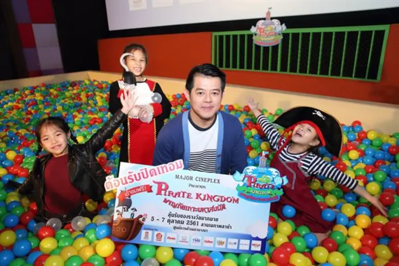 ซาร่า ควง แมกซ์เวลล์ พร้อม ที-เจ็ทเซ็ตเตอร์ และน้องทีเจ เชิญชวนร่วมงาน“Major Cineplex presents Pirate Kingdom ผจญภัยเกาะมหาสมบัติ” ฉลองปิดเทอมไปกับการผจญภัยล่าขุมทรัพย์บนเกาะมหาสมบัติ ในวันที่ 5-7 ตุลาคม 2561 ณ ศูนย์การค้าเมกาบางนา เข้าร่วมงานฟรี!